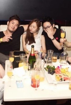 Der Besuch eines Nachtclubs in einer wohlhabenden Gegend von Seoul, in dem Schönheiten geöf sind, macht süchtig – 1 (12P)