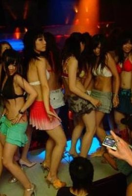 Taiwans beliebteste Nachtclubschönheiten tanzen wild (Fotos (9P))