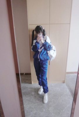 (Zwillingspferdeschwanz Loli Segao-chan) Selfie eines Mädchens in blauer Schuluniform (151P)