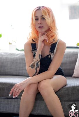 (Suicide Girls) Birdie – Einfach pfirsichfarben