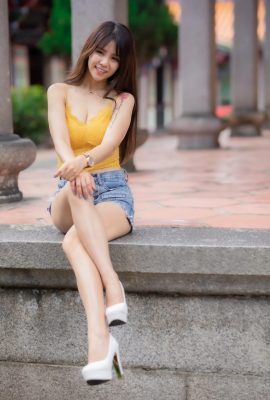 (Taiwan-Model-Serie mit schönen Beinen) Langbeiniges Schönheitsmodel Debby in Jeansshorts, High Heels und schönen Beinen, Außenaufnahme (29P)