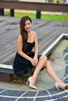 (Taiwan Model Beautiful Legs Series) Langbeiniges Beauty-Model Laura Ku in schulterfreiem Kleid, kurzem Rock, High Heels und schönen Beinen, Außenaufnahme (49P)