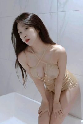 Die koreanische Schönheit Shanny wird im Badezimmer nass und verführerisch (32P)