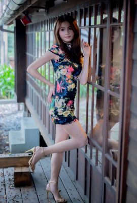 (Taiwan-Modell-Serie mit schönen Beinen) Langbeiniges Schönheitsmodell He Jiaxin, schwarze Blume, kurzes Cheongsam-High-Heels, schöne Beine, Außenaufnahme (97P)